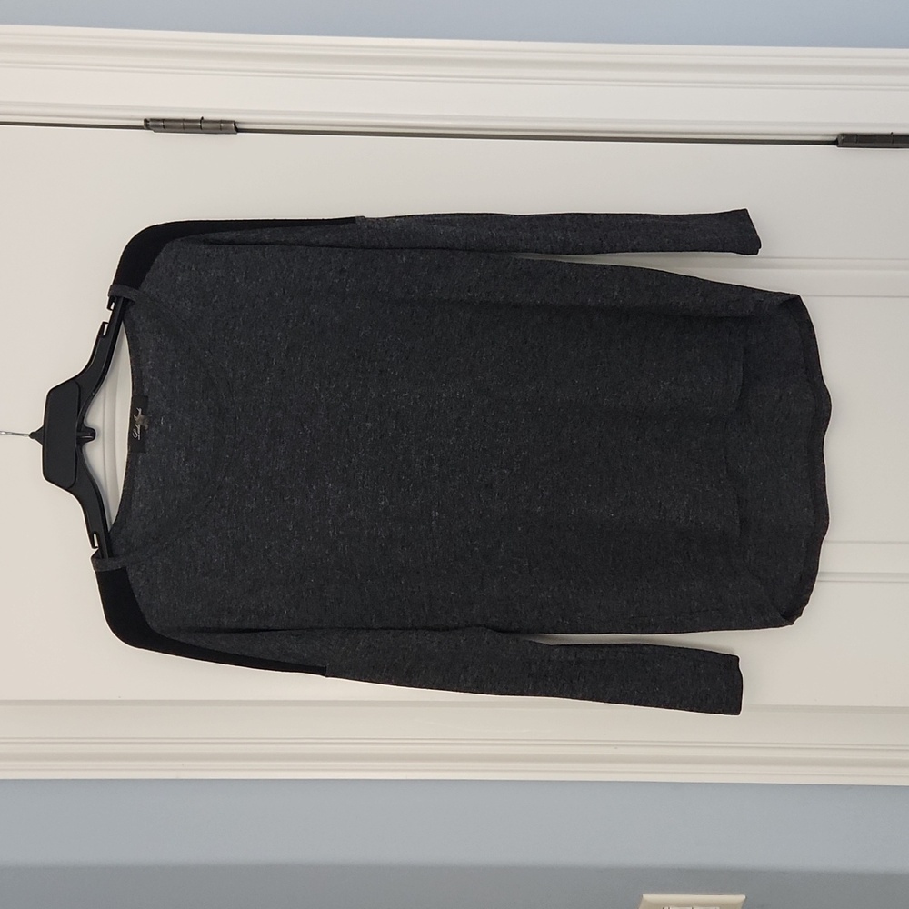 Laila Jayde long sleeve hi lo shirt